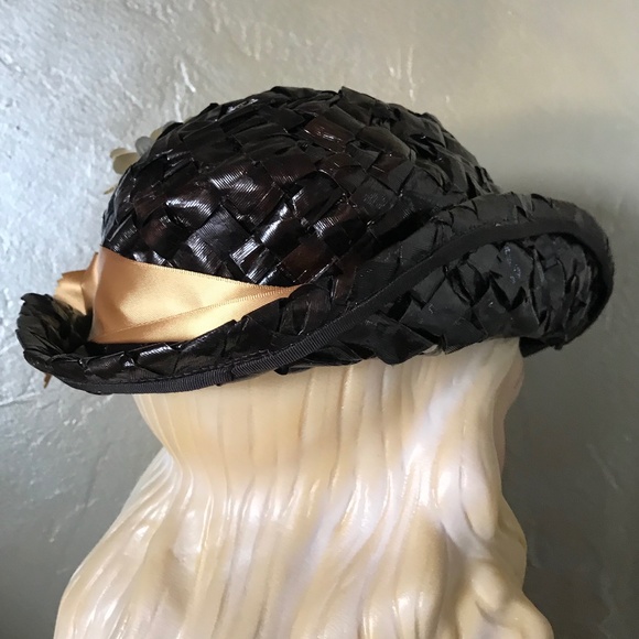 SWEET 1950s\' BROWN RAFFIA FEDORA WITH A GOLD FABRIC BAND AND FABRIC DAISIES